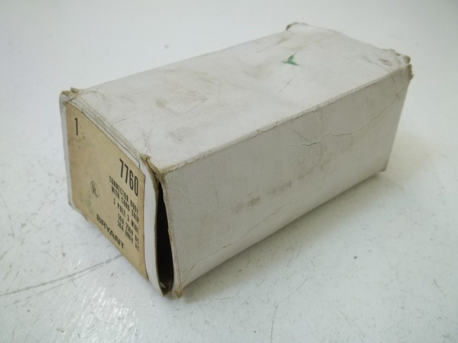 BRYANT 7760 CONNECTOR BODY WITH CORD GRIP *NEW IN BOX*