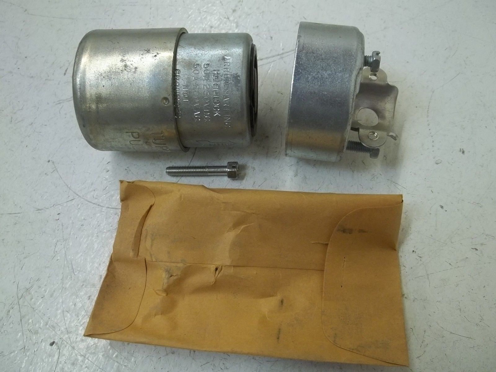BRYANT 7760 CONNECTOR BODY WITH CORD GRIP *NEW IN BOX*