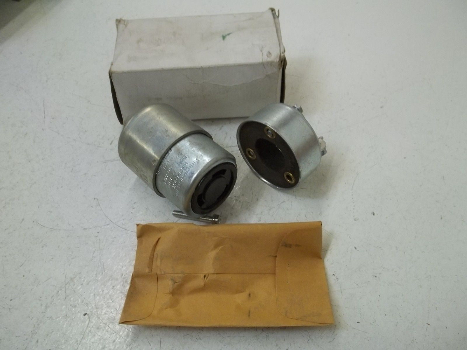 BRYANT 7760 CONNECTOR BODY WITH CORD GRIP *NEW IN BOX*