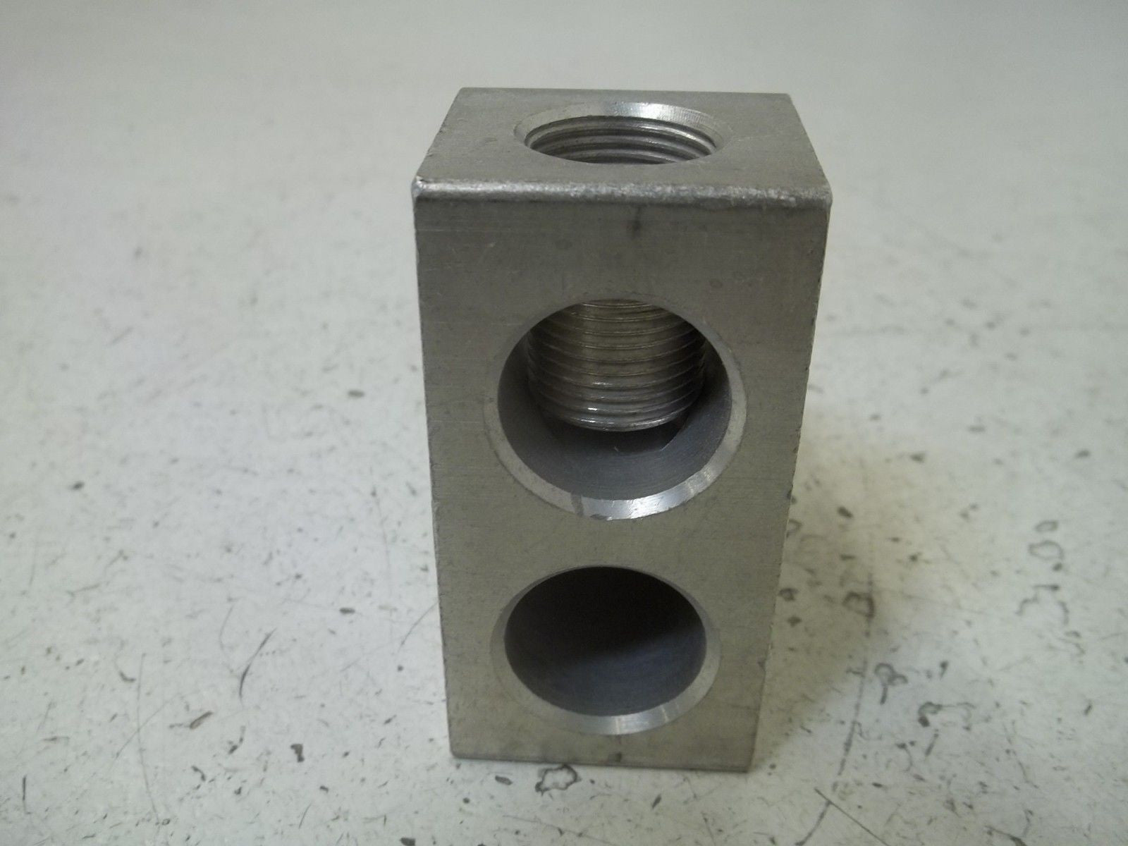 BURNDY K11A36U-2 UNIVERSAL TERM *NEW IN BOX*