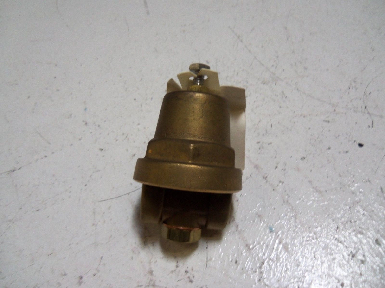 CASH A-32 REGULATOR 1/4" 400 PSI RANGE: 15-65 SET: 40PSI *USED*