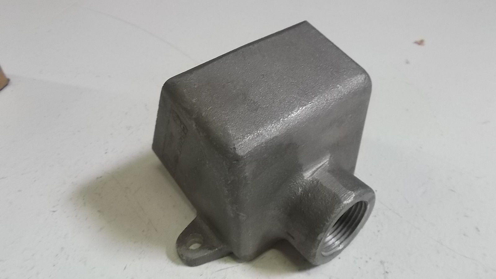 COOPER ARE33 BACK BOX RECEPTACLE HOUSING 1IN HUB *NEW IN BOX*