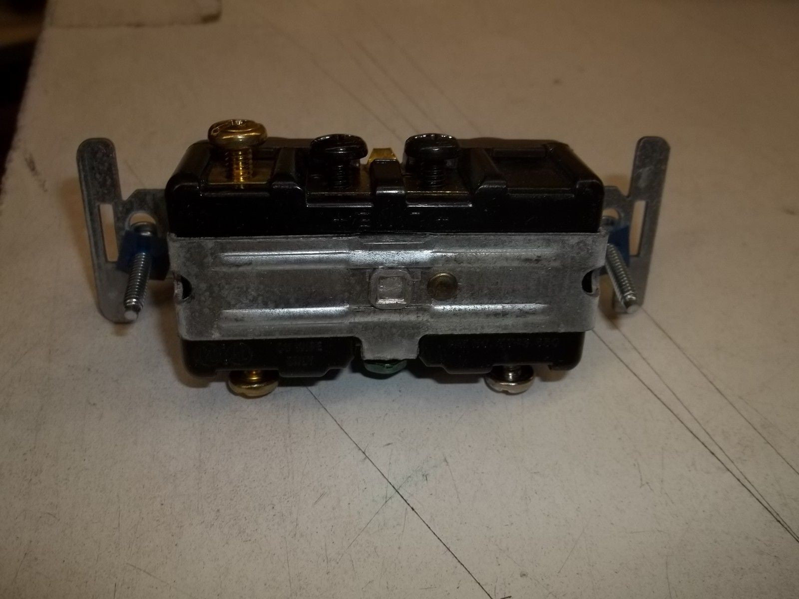 COOPER COMBINATION 3-WAY SWITCH AND GROUNDING RECEPTACLE 293B-B0X *NEW*