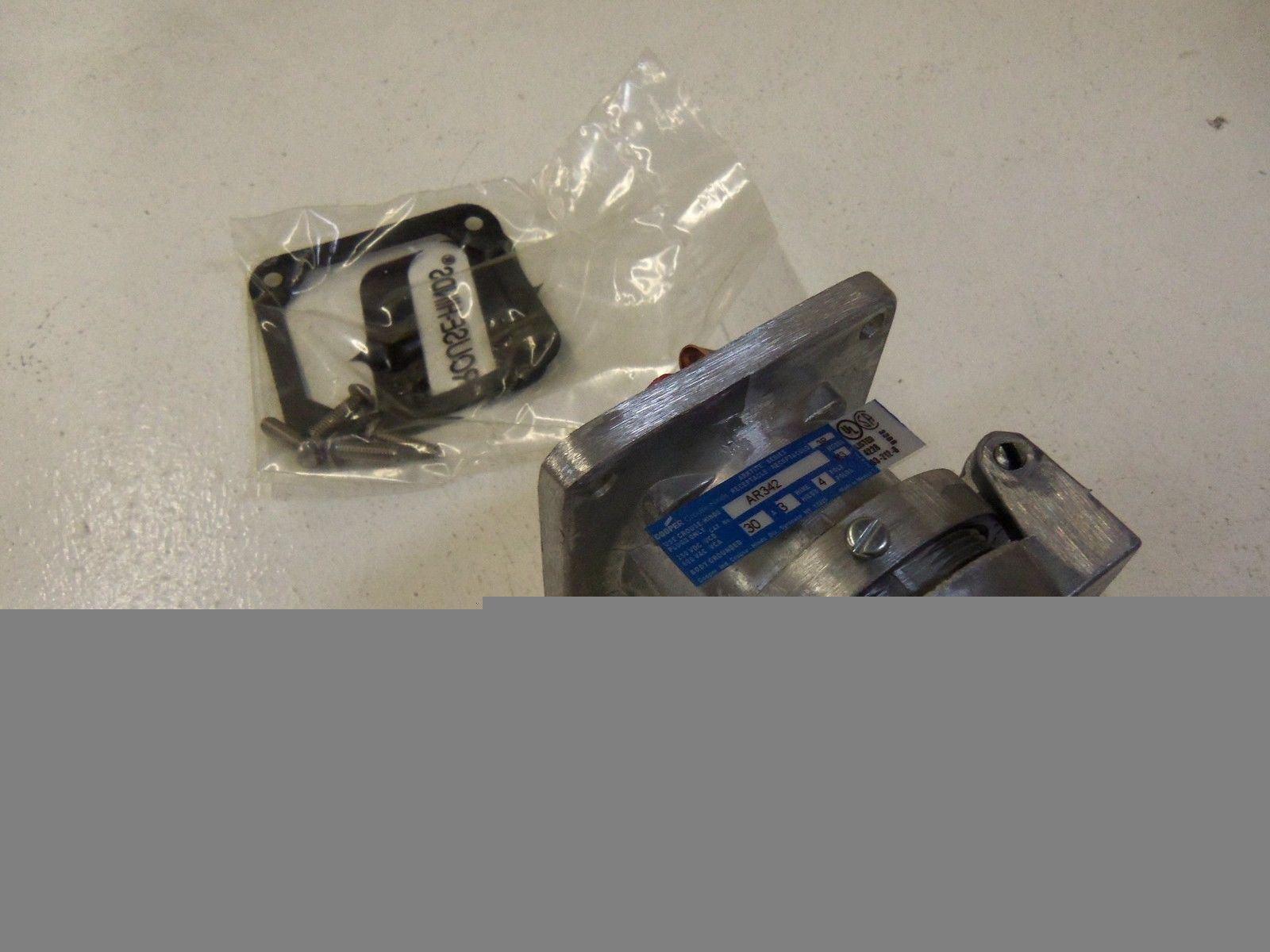 CROUSE-HINDS AR342 RECEPTACLE *NEW IN BOX*