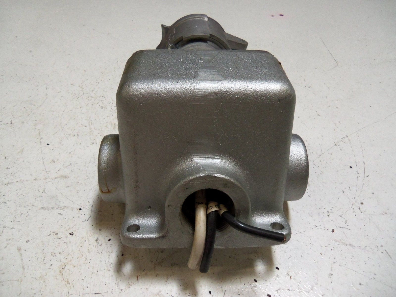 CROUSE-HINDS CES4234 DELAYED ACTION RECEPTACLE *NEW IN BOX*