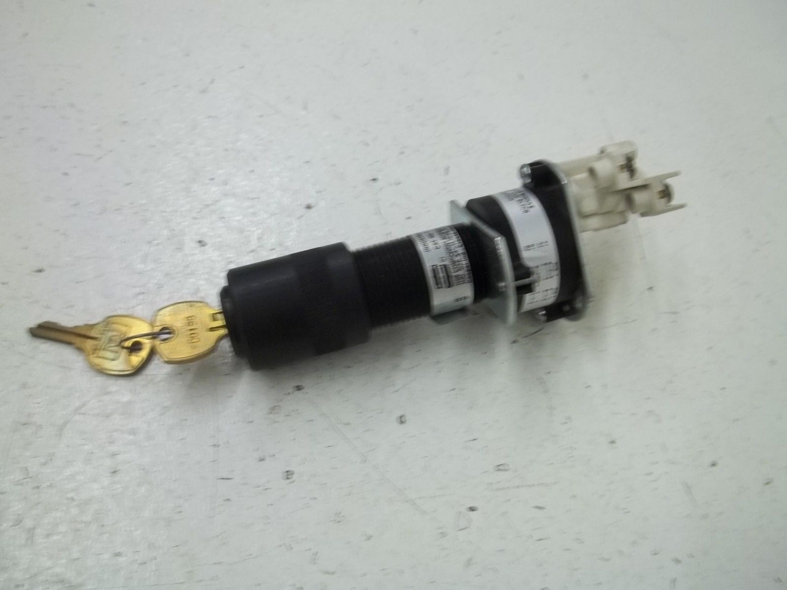 CROUSE-HINDS EMPS0492 SELECTOR SWITCH-KEY OPERATED *NEW IN BOX*