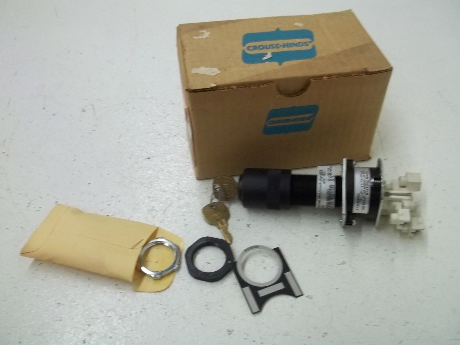 CROUSE-HINDS EMPS0492 SELECTOR SWITCH-KEY OPERATED *NEW IN BOX*