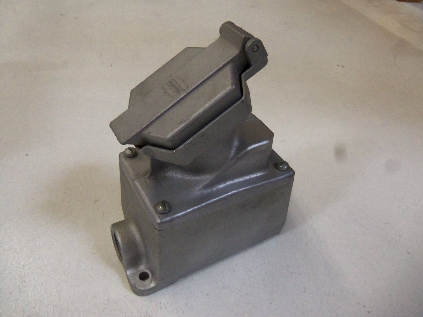 CROUSE-HINDS RECEPTACLE INTERLOCKED WITH SWITCH ENR21201 *NEW IN BOX*