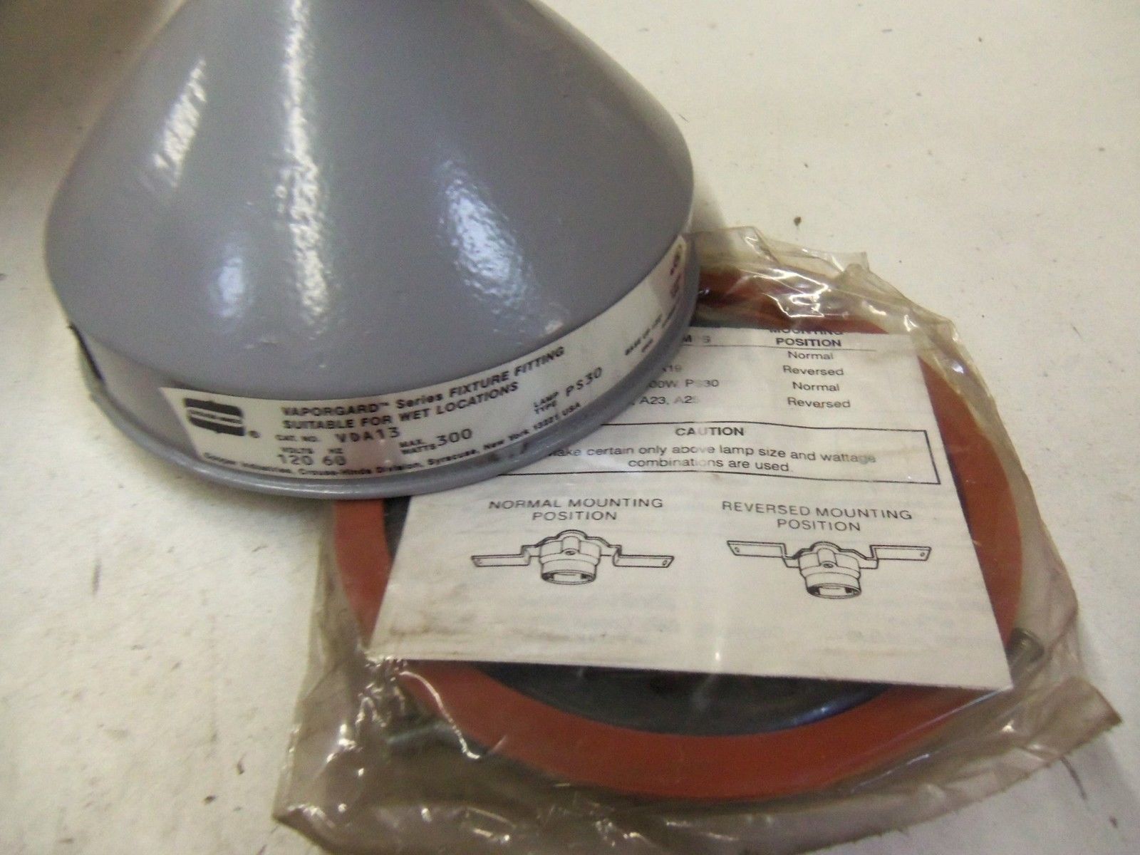 CROUSE-HINDS VAPORGARD VDA13 INCADESCENT LIGHTING FIXTURE BODY ONLY *NEW IN BOX*