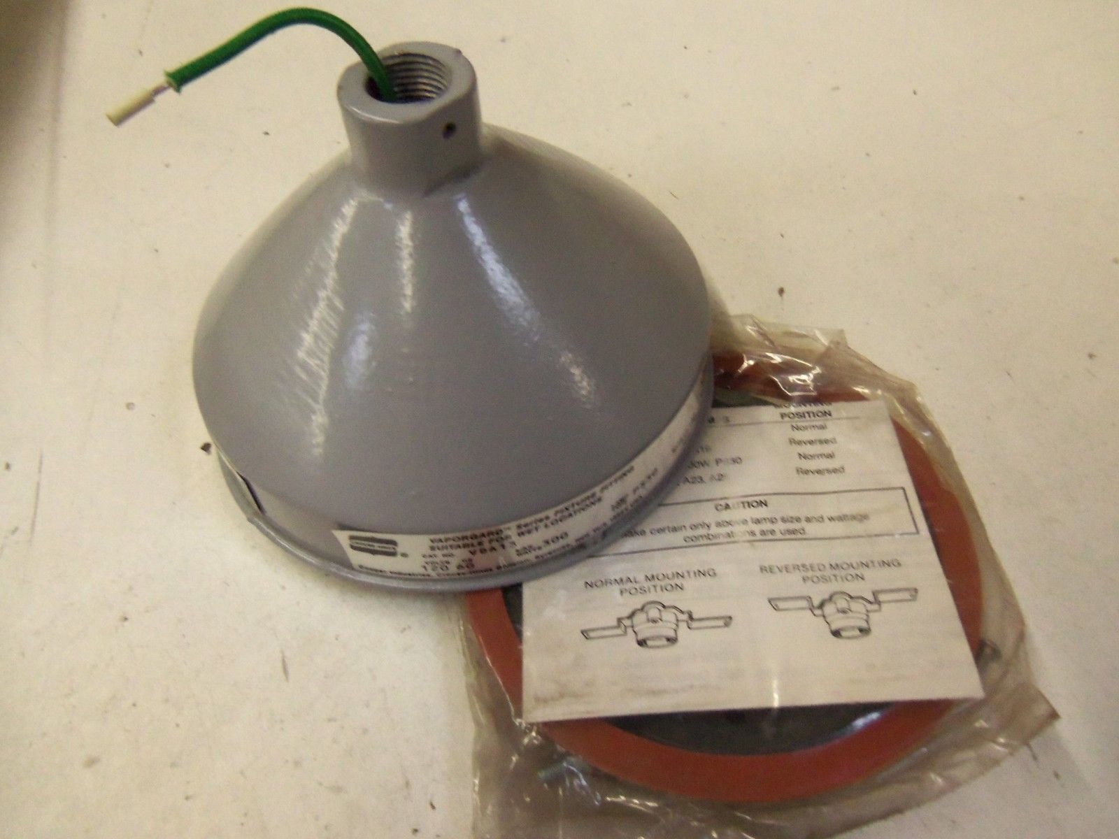 CROUSE-HINDS VAPORGARD VDA13 INCADESCENT LIGHTING FIXTURE BODY ONLY *NEW IN BOX*