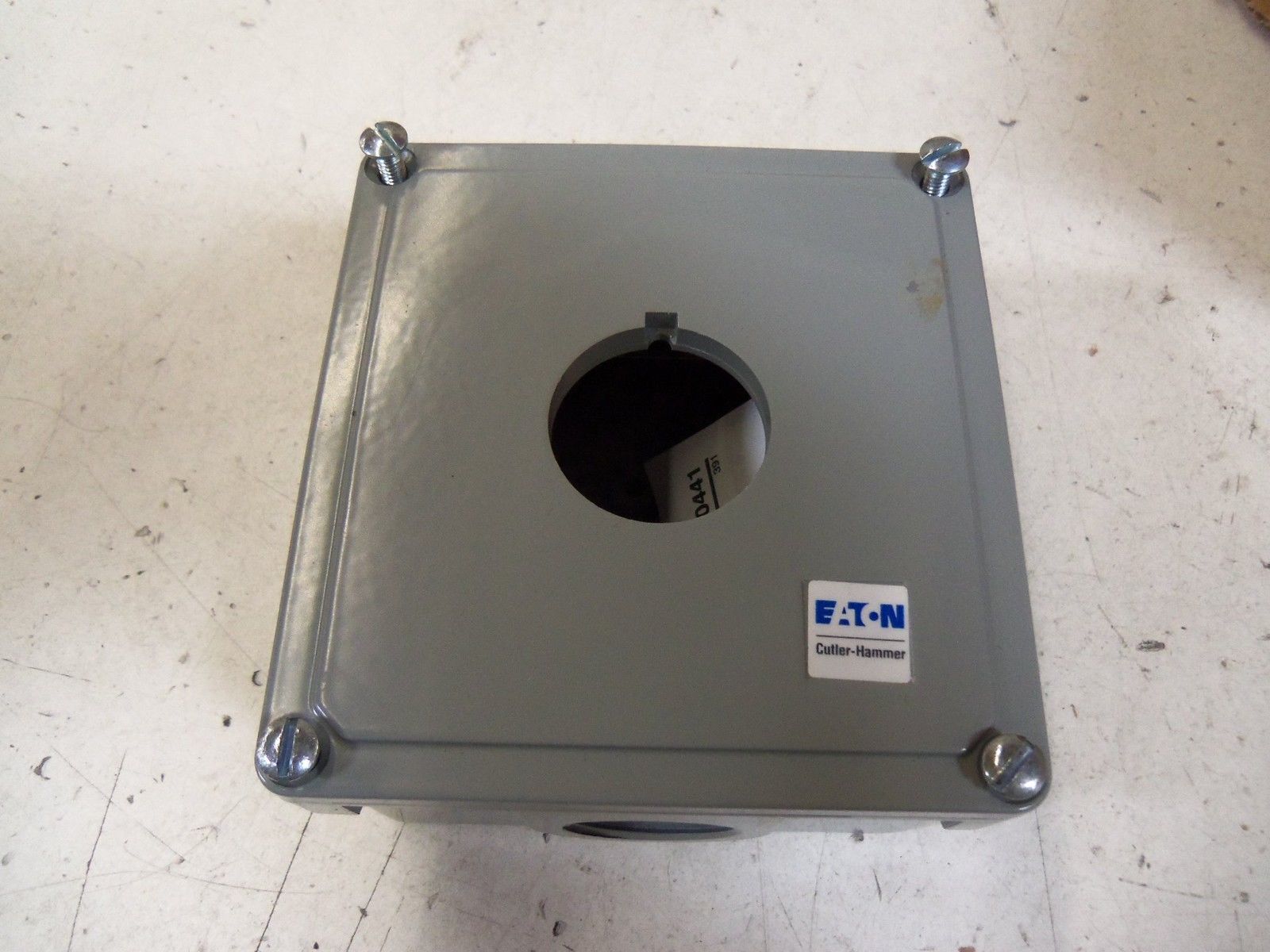 CUTLER HAMMER 10250TN1 OILTIGHT ENCLOSURE SURFACE MOUNTING *NEW IN BOX*
