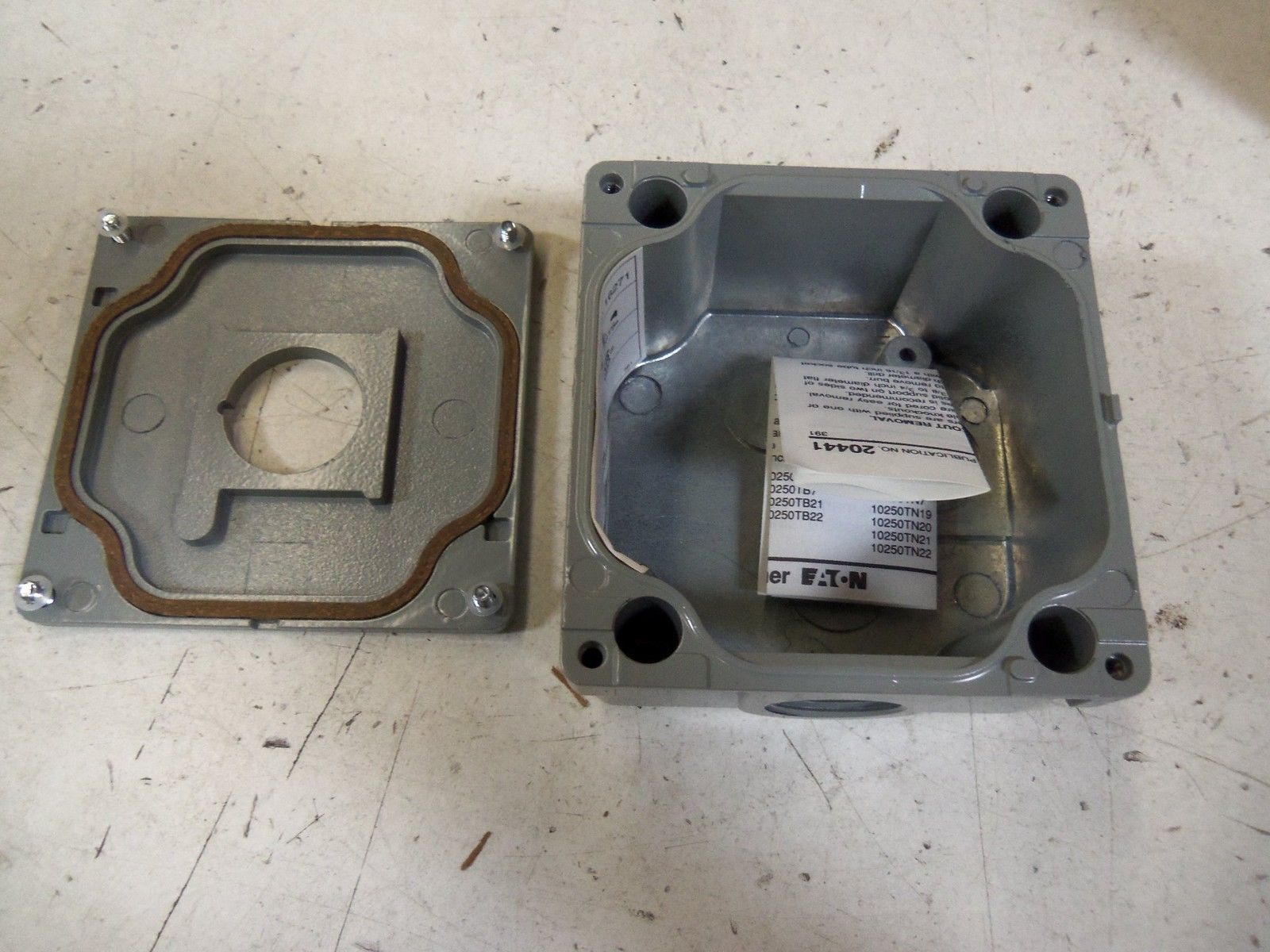 CUTLER HAMMER 10250TN1 OILTIGHT ENCLOSURE SURFACE MOUNTING *NEW IN BOX*