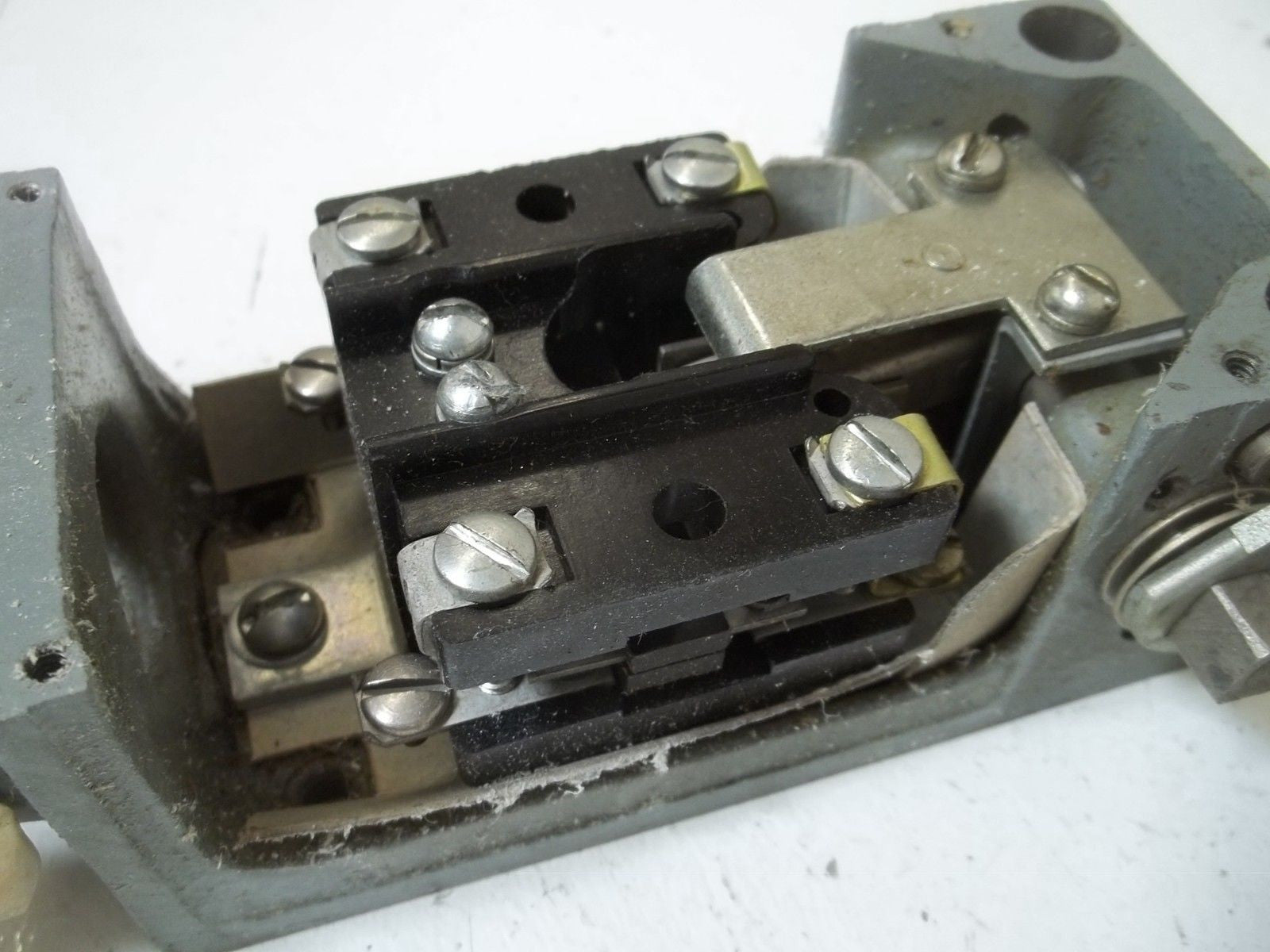 CUTLER HAMMER 10316H27A LIMIT SWITCH *USED*