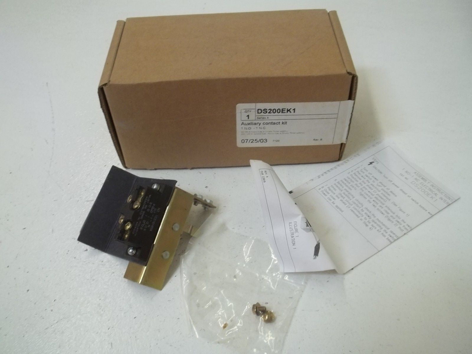 CUTLER HAMMER DS200EK1 SER.A AUXILIARY CONTACT KIT *NEW IN BOX*