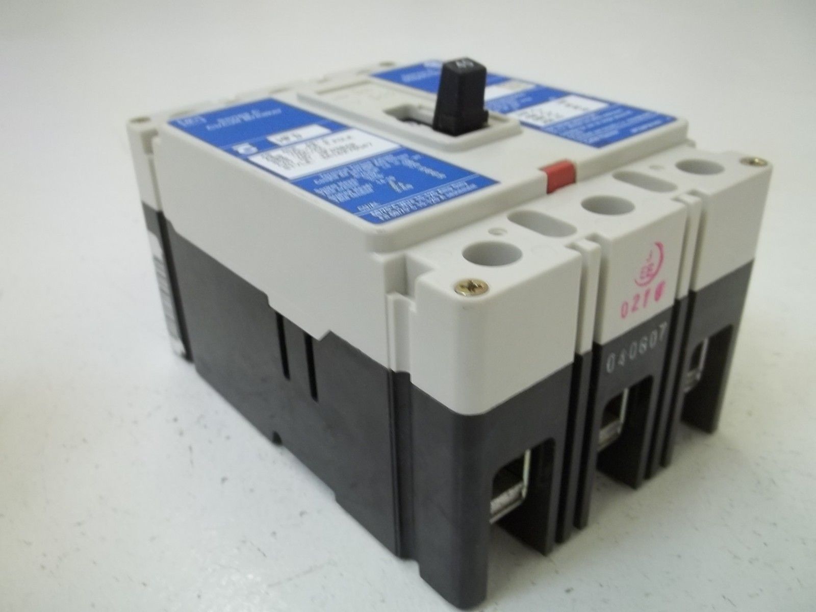 CUTLER HAMMER HFD3040 CIRCUIT BREAKER/ DISJOCTEUR *NEW IN BOX*