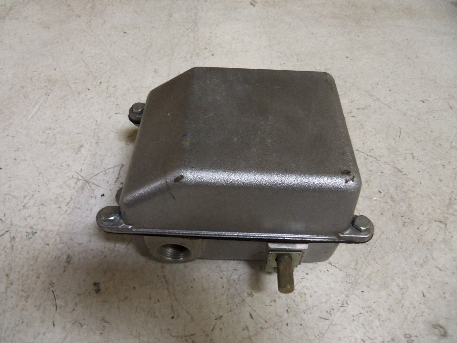 CUTLER HAMMER E84AAA LIMIT SWITCH *USED*