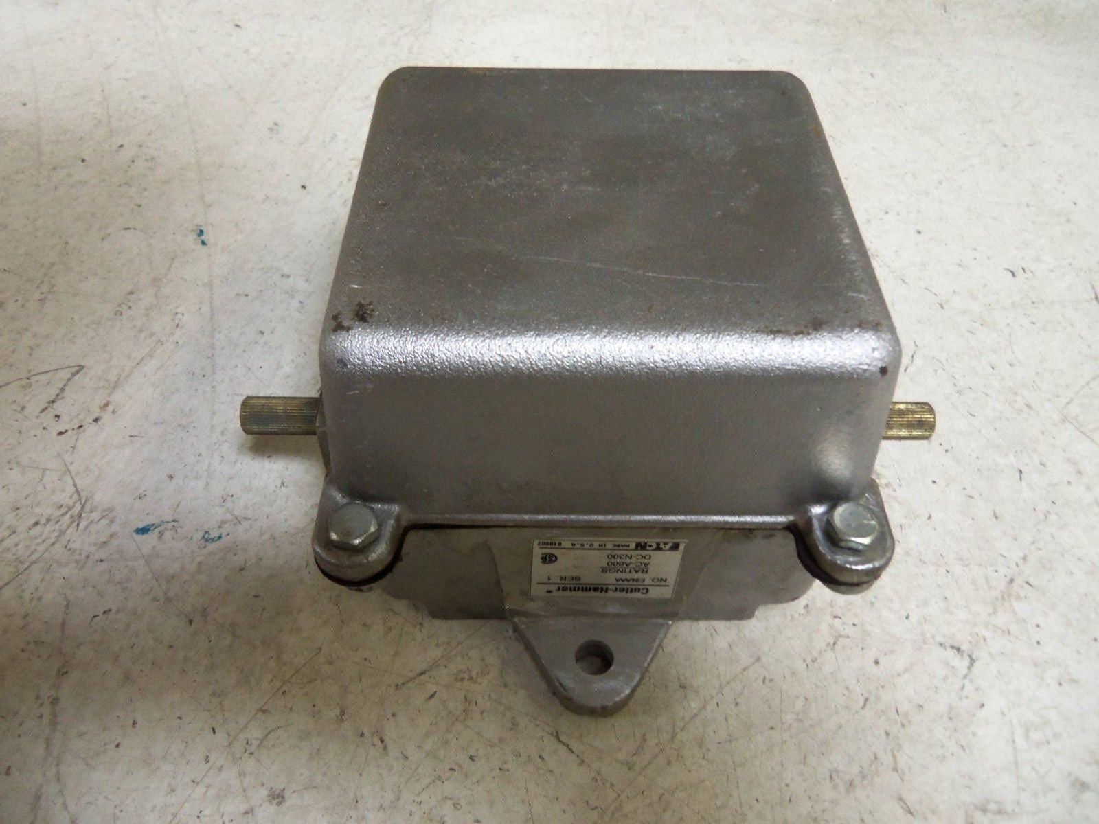CUTLER HAMMER E84AAA LIMIT SWITCH *USED*