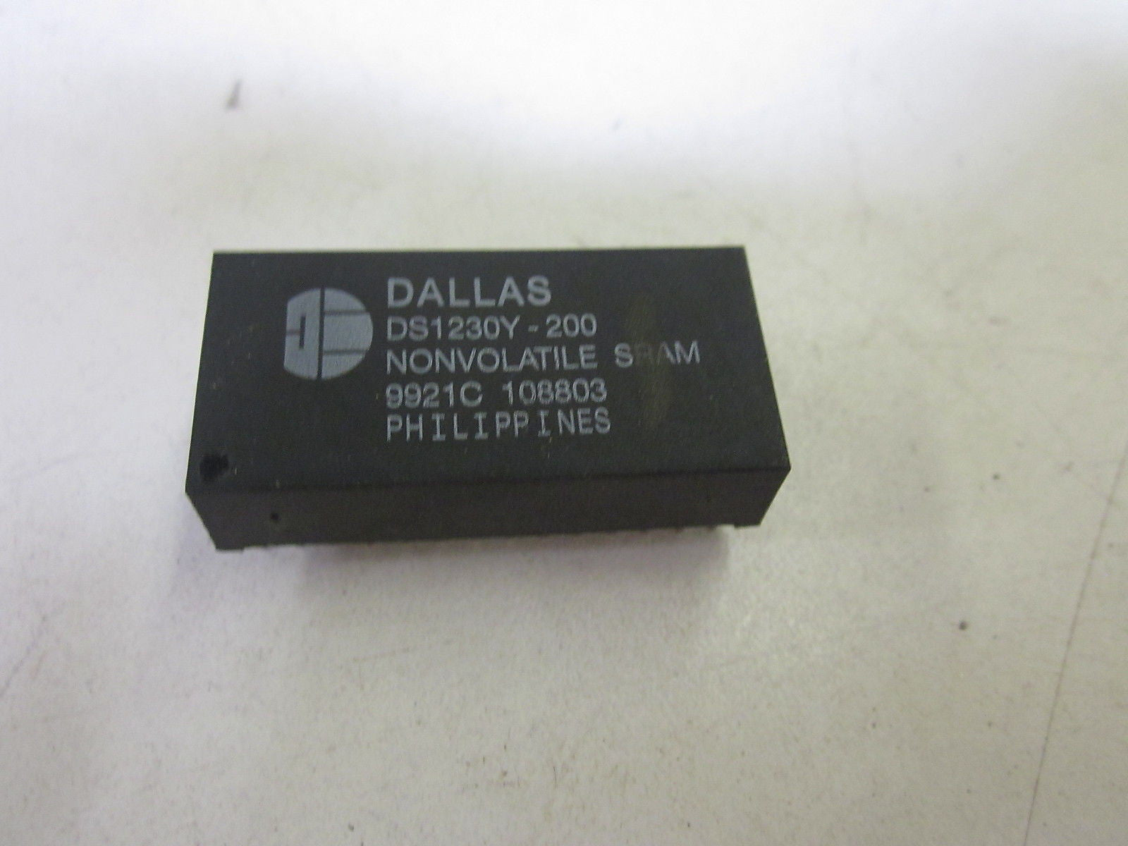 DALLAS DS1230Y-200 *NEW NO BOX*