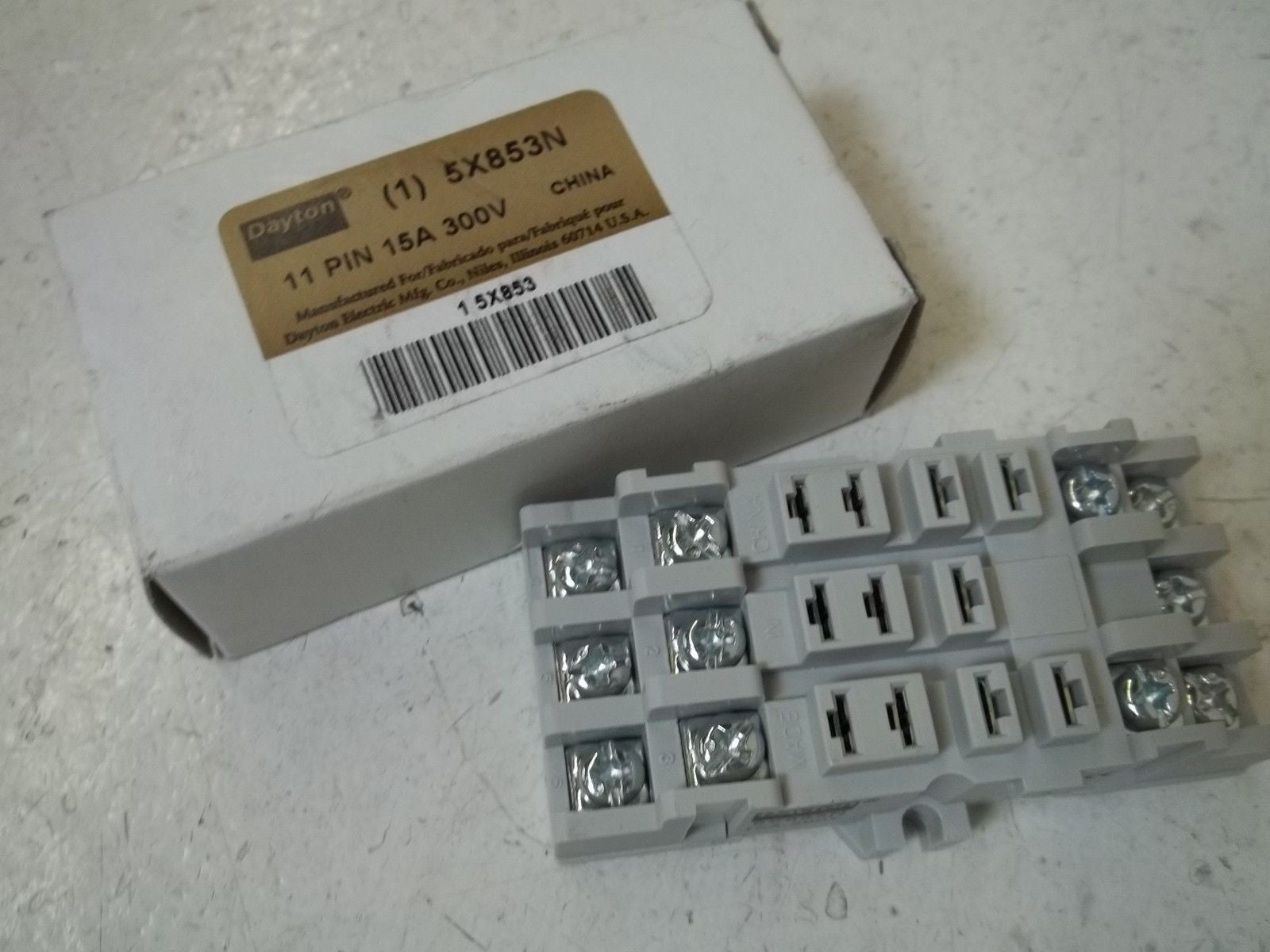 DAYTON 5X853N RELAY SOCKET *NEW IN BOX*