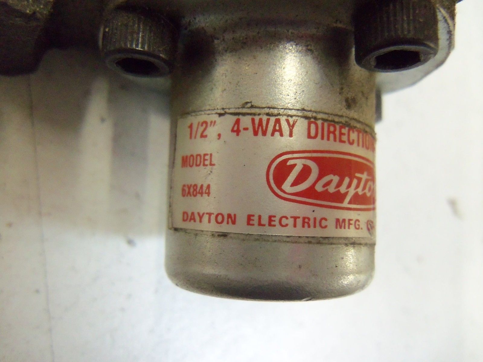 DAYTON 6X844 1/2" 4-WAY DIRECTIONAL VALVE *NEW NO BOX*