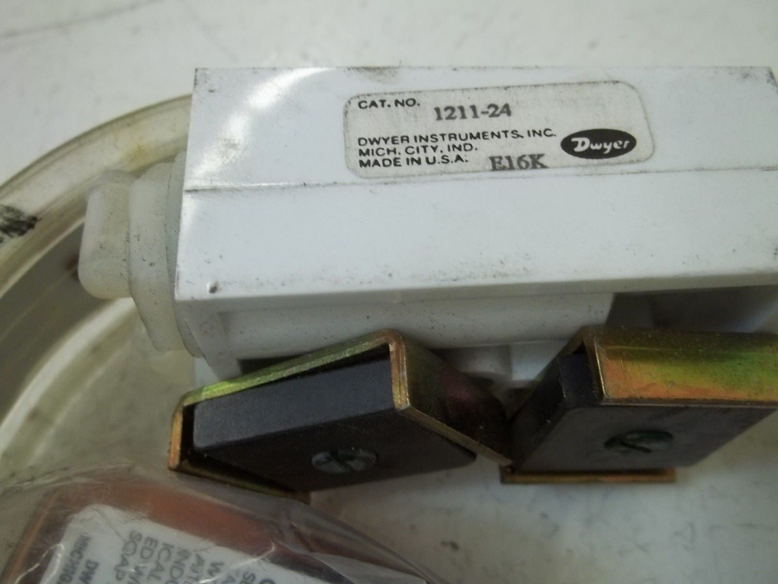 DWYER 1211-24 *NEW IN  A BOX*