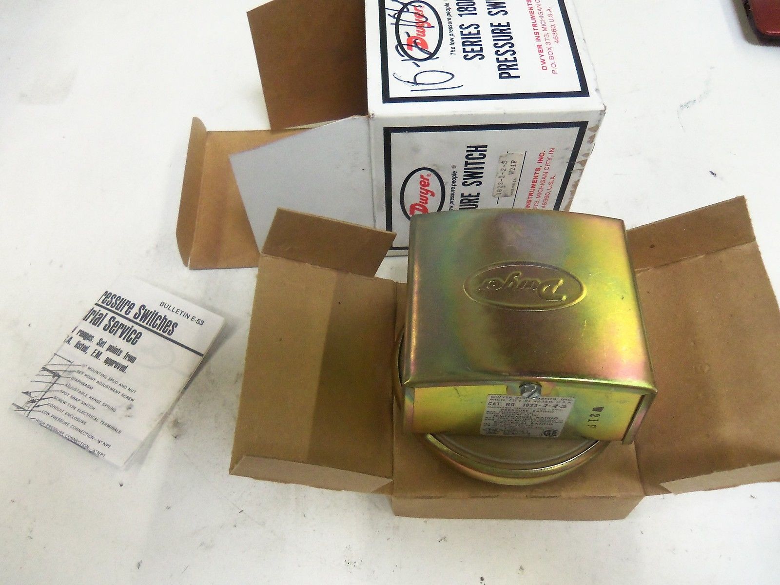 DWYER 1823-2-2-S PRESSURE SWITCH *NEW IN BOX*
