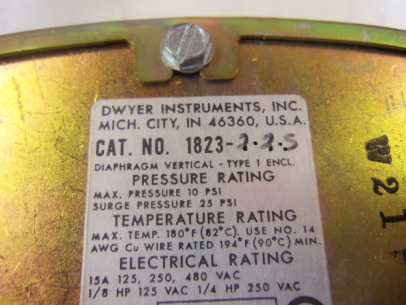DWYER 1823-2-2-S PRESSURE SWITCH *NEW IN BOX*