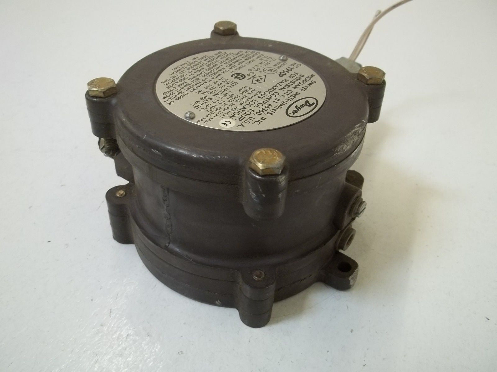 DWYER 1950P-2-2F EXPLOSION PROOF PRESSURE SWITCH *USED*