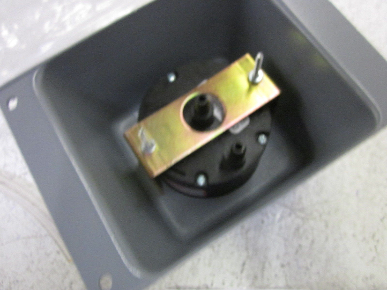 DWYER 2-5001 PRESSURE GAUGE *USED*
