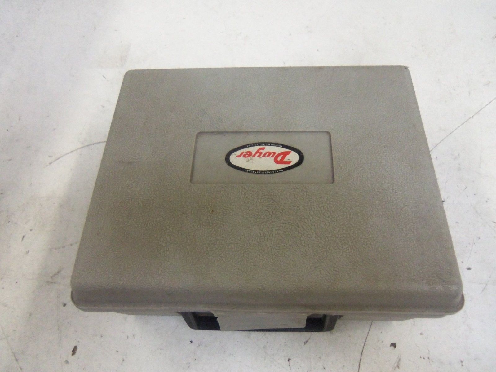 DWYER 2040C PRESSURE GAUGE (AS PICTURED) *USED*
