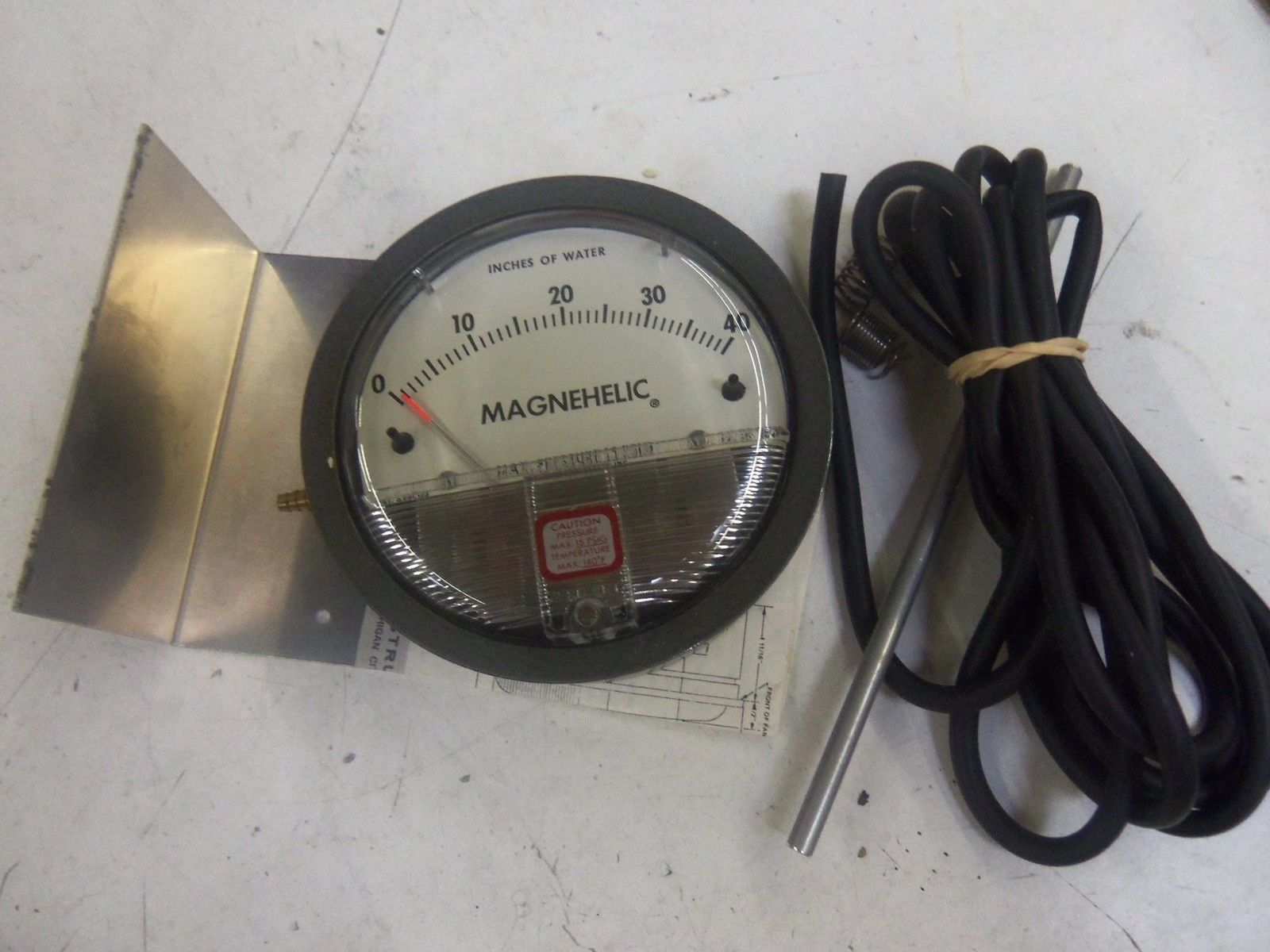 DWYER 2040C PRESSURE GAUGE (AS PICTURED) *USED*