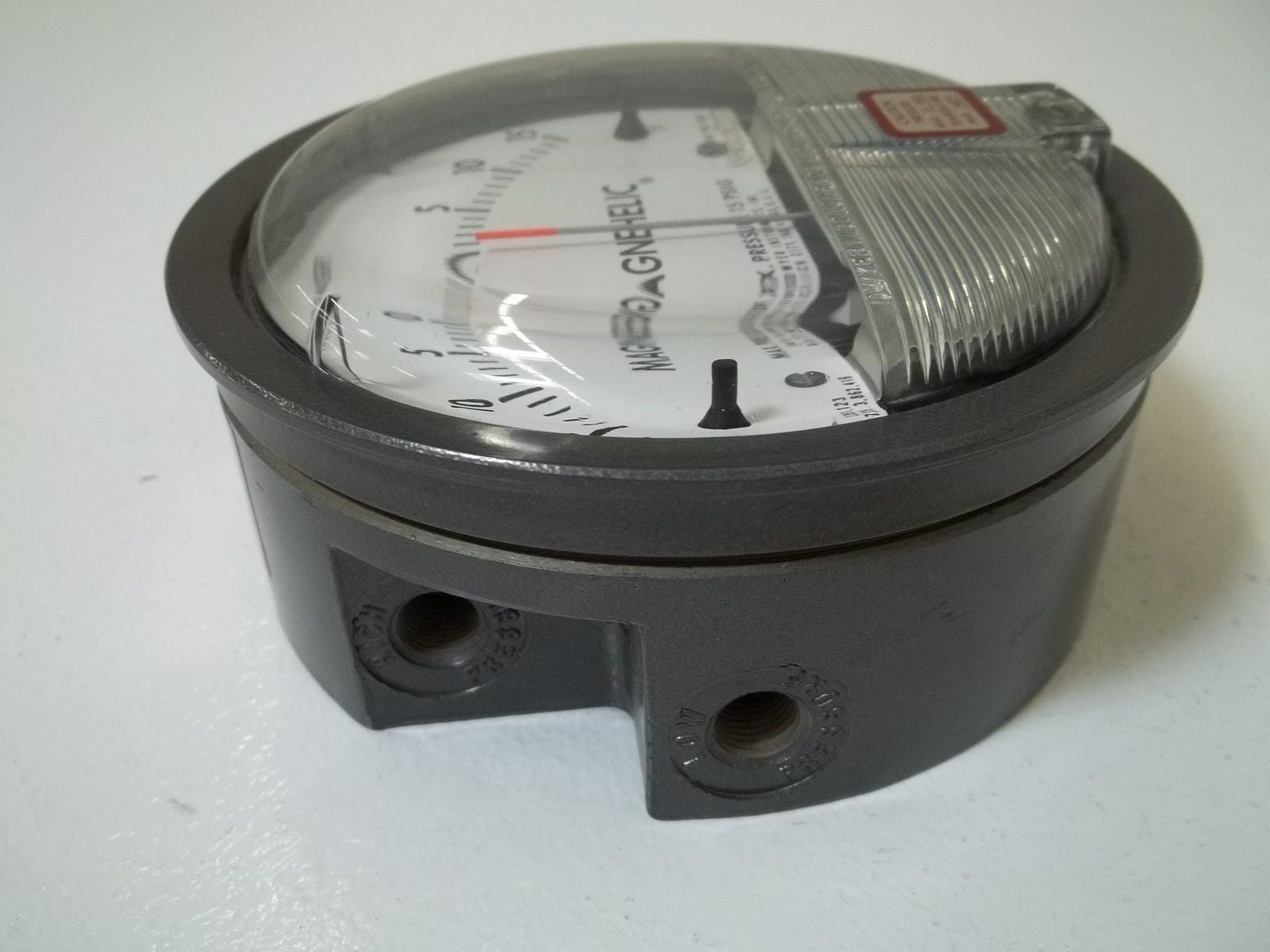 DWYER 2330 PRESSURE GAGE 15-0-15PSI *NEW IN BOX*