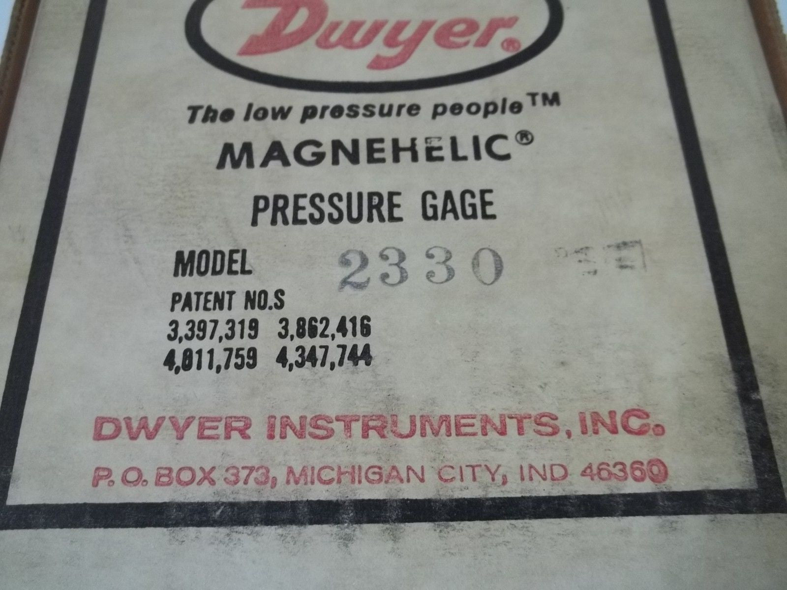 DWYER 2330 PRESSURE GAGE 15-0-15PSI *NEW IN BOX*