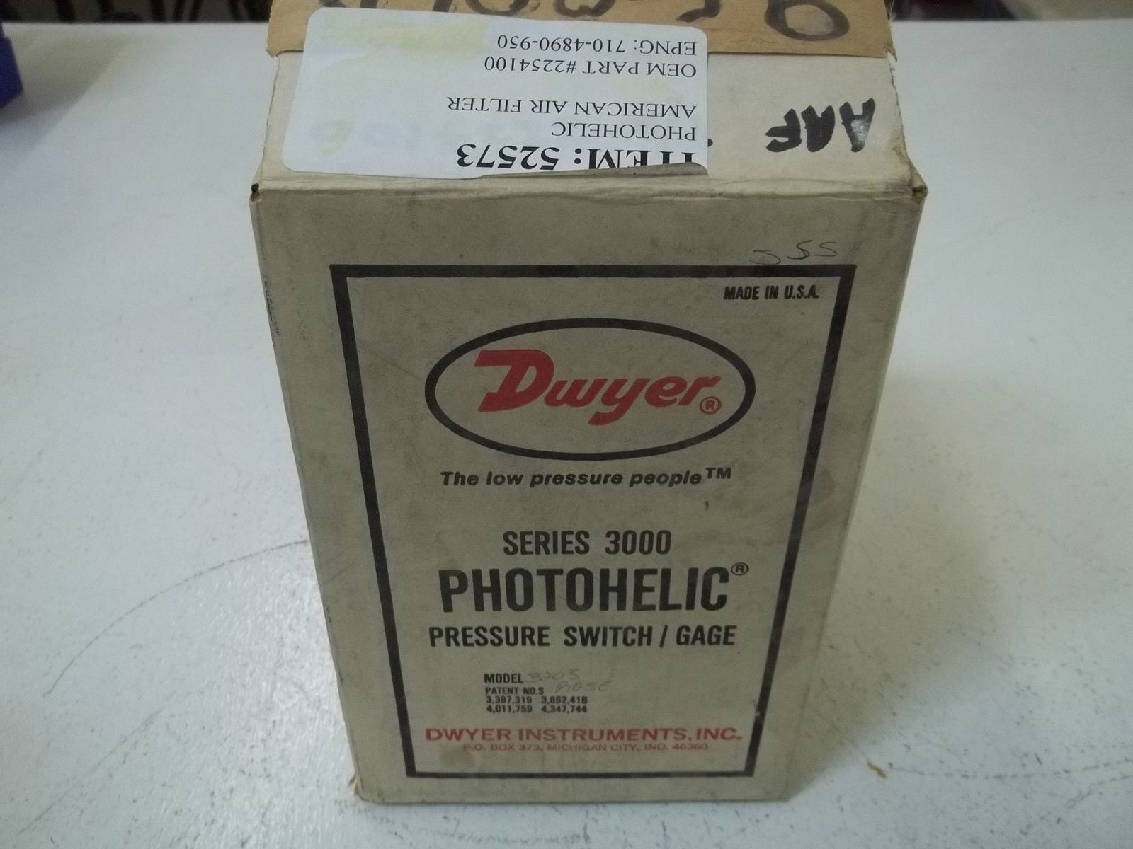 DWYER 3205C SERIES 300 *NEW IN BOX*
