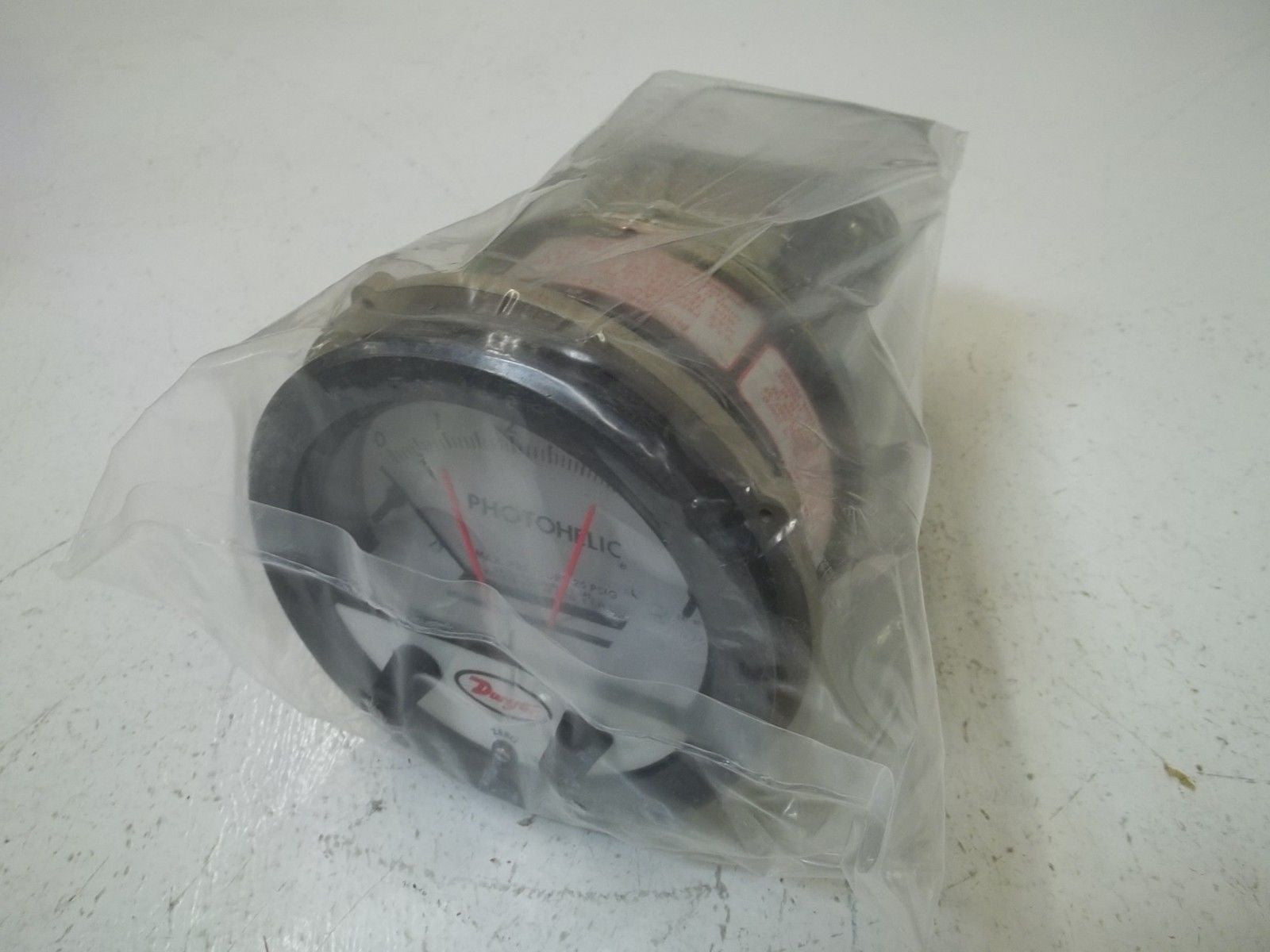 DWYER 3205C SERIES 300 *NEW IN BOX*