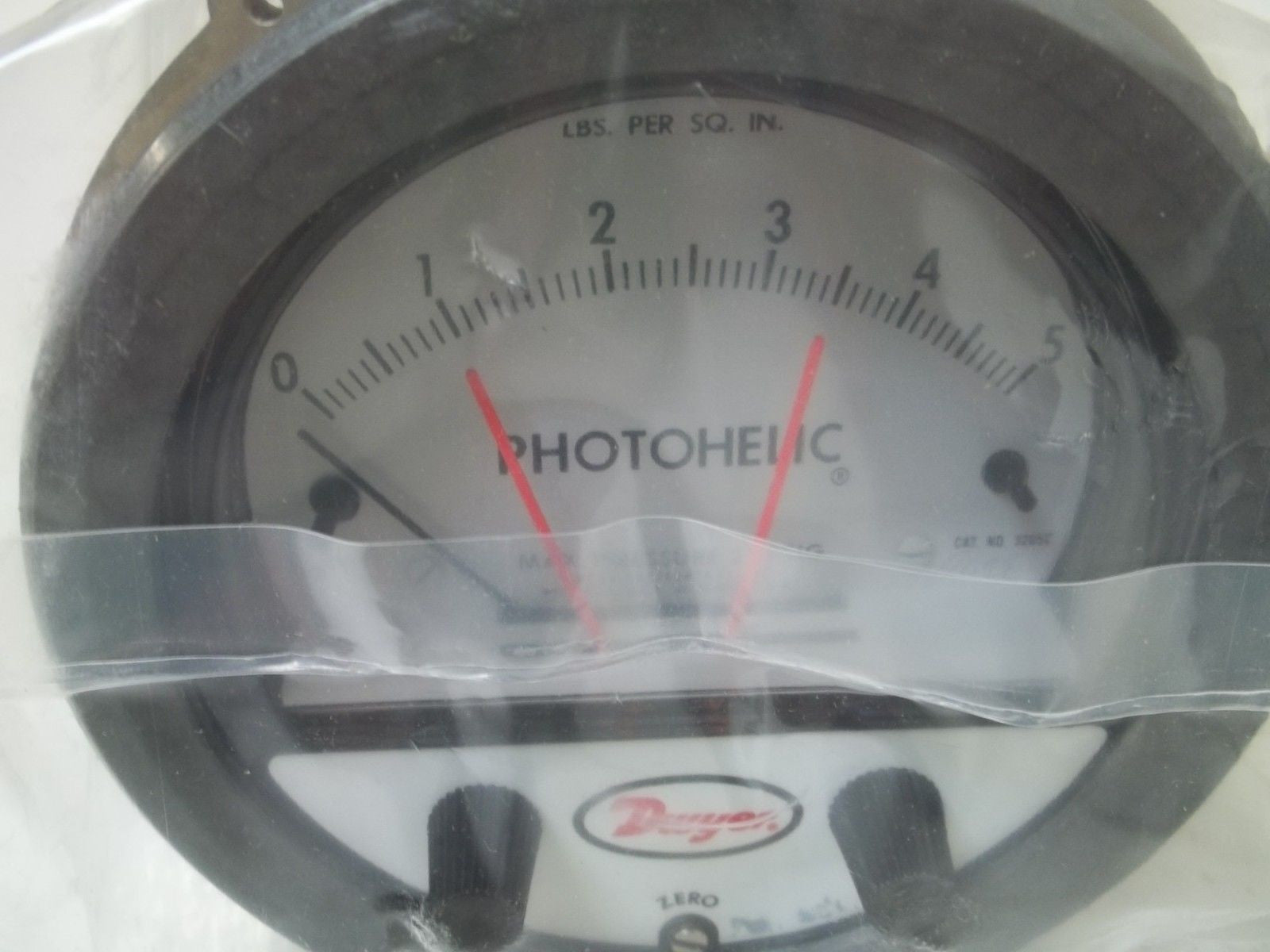 DWYER 3205C SERIES 300 *NEW IN BOX*