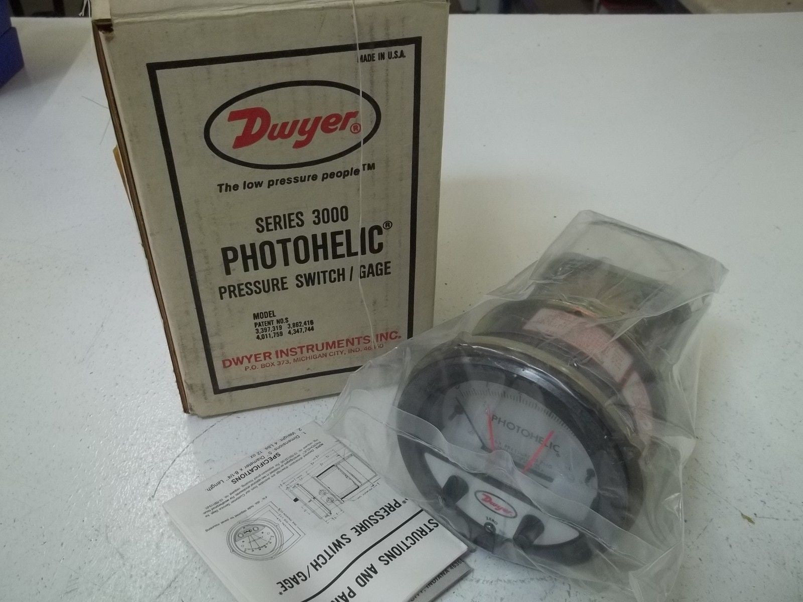 DWYER 3205C SERIES 300 *NEW IN BOX*
