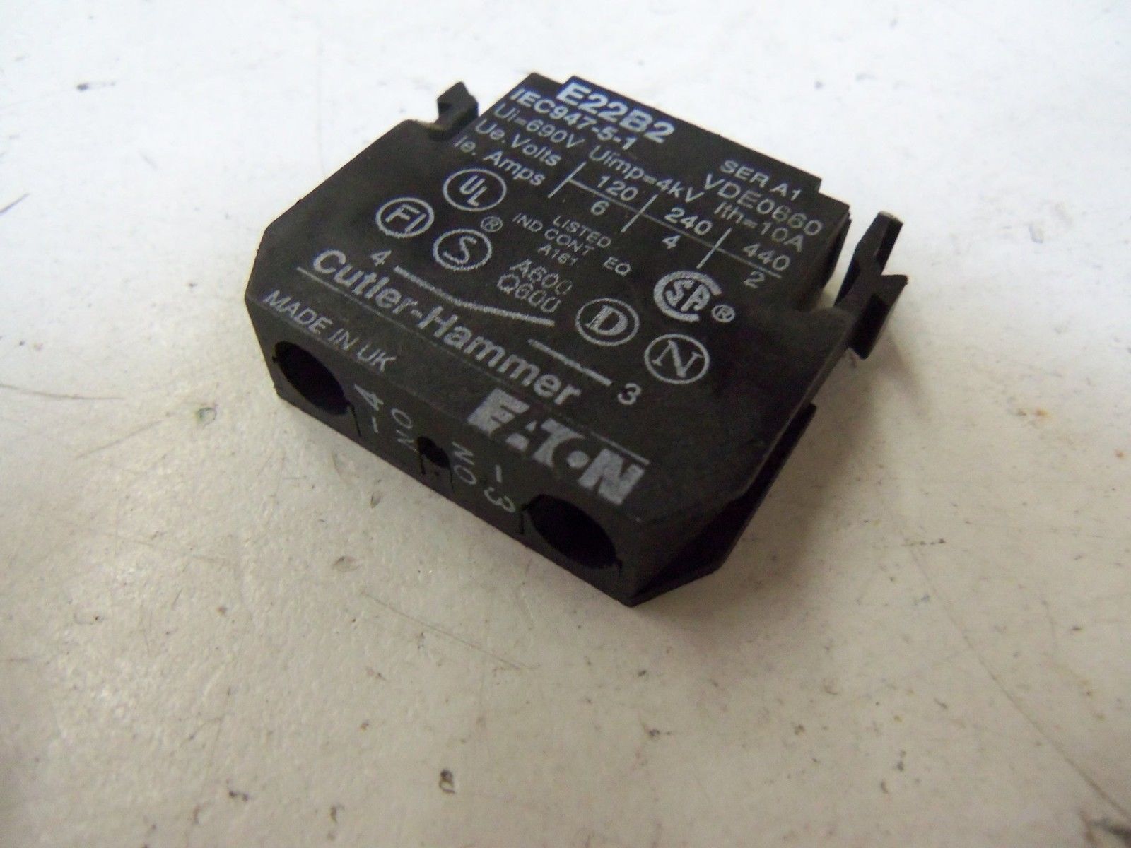 EATON CUTLER HAMMER E22B2 CONTACT BLOCK *USED*