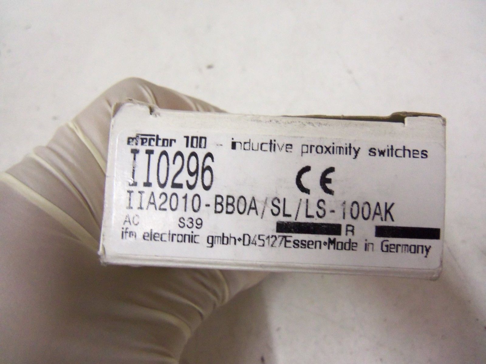 IFM EFECTOR II0296 INDUCTIVE PROXIMITY SENSOR *NEW IN BOX*