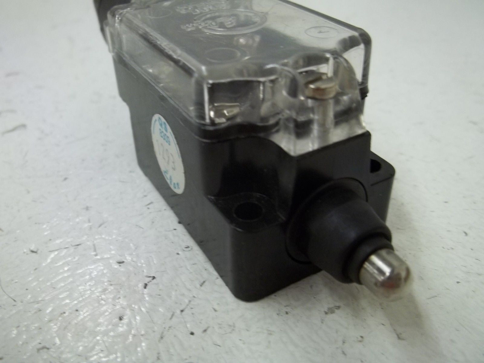 ELAN SEG103S MOMENTARY SWITCH *USED*
