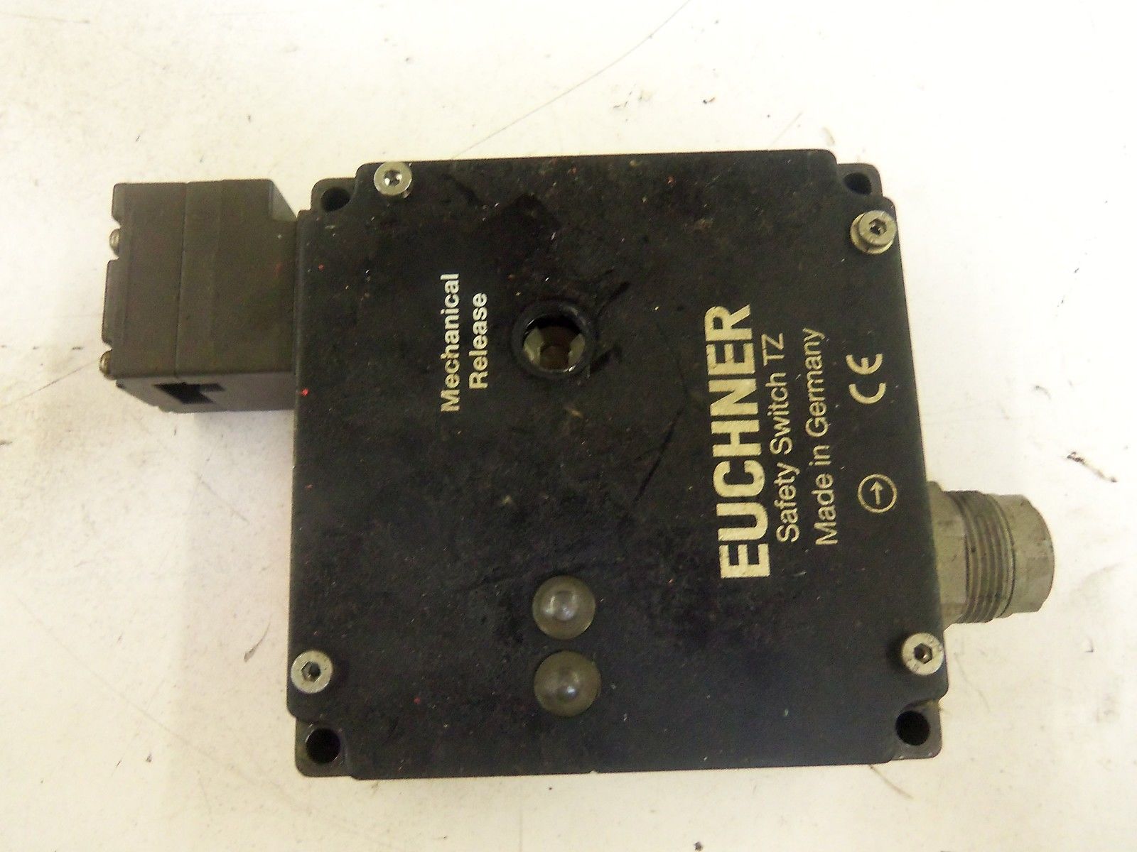 EUCHNER TZ1RE024SR11 SAFETY SWITCH *USED*