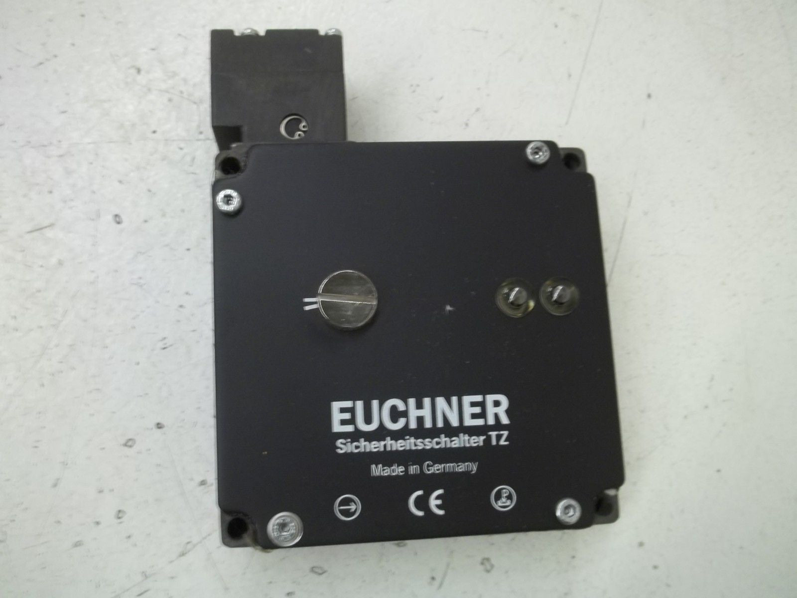 EUCHNER TZ2LE024PGVAB SAFETY SWITCH *NEW IN BOX*