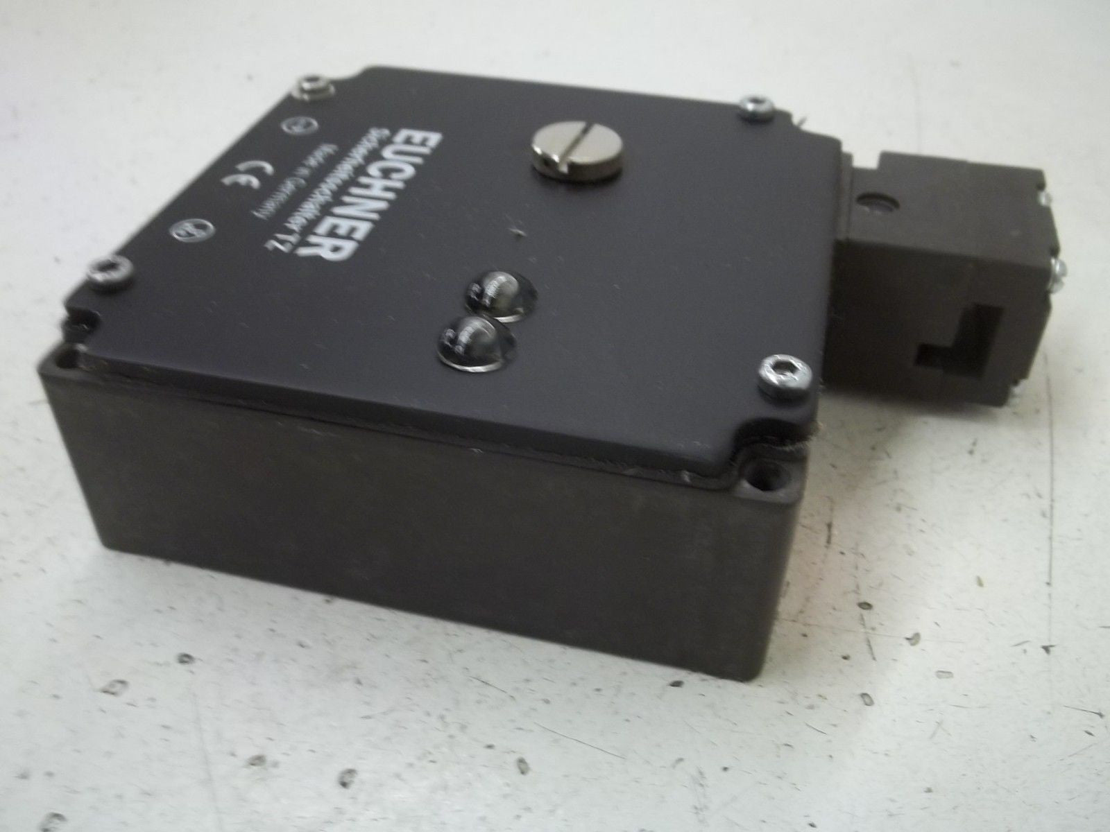 EUCHNER TZ2LE024PGVAB SAFETY SWITCH *NEW IN BOX*