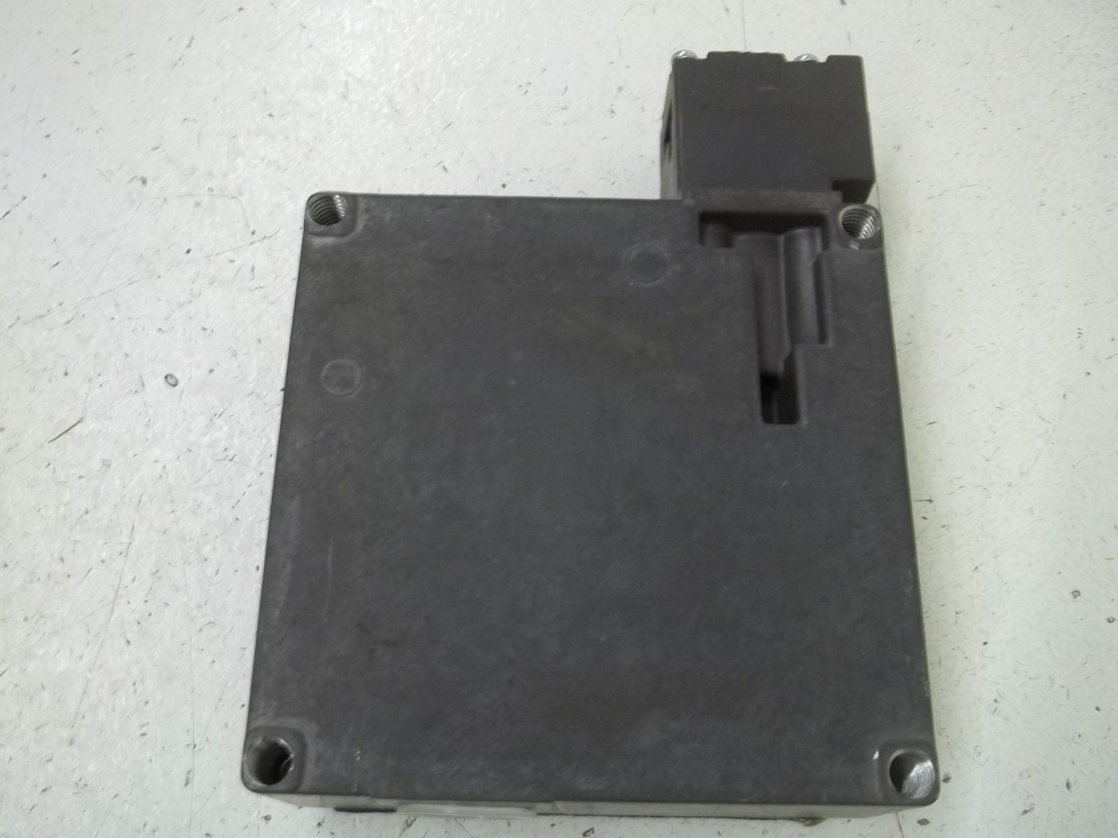 EUCHNER TZ2LE024PGVAB SAFETY SWITCH *NEW IN BOX*