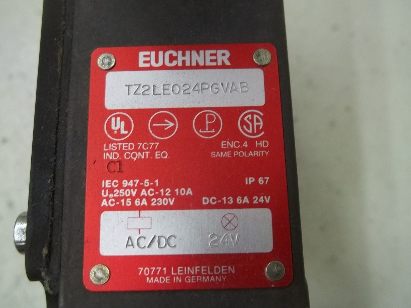 EUCHNER TZ2LE024PGVAB SAFETY SWITCH *NEW IN BOX*