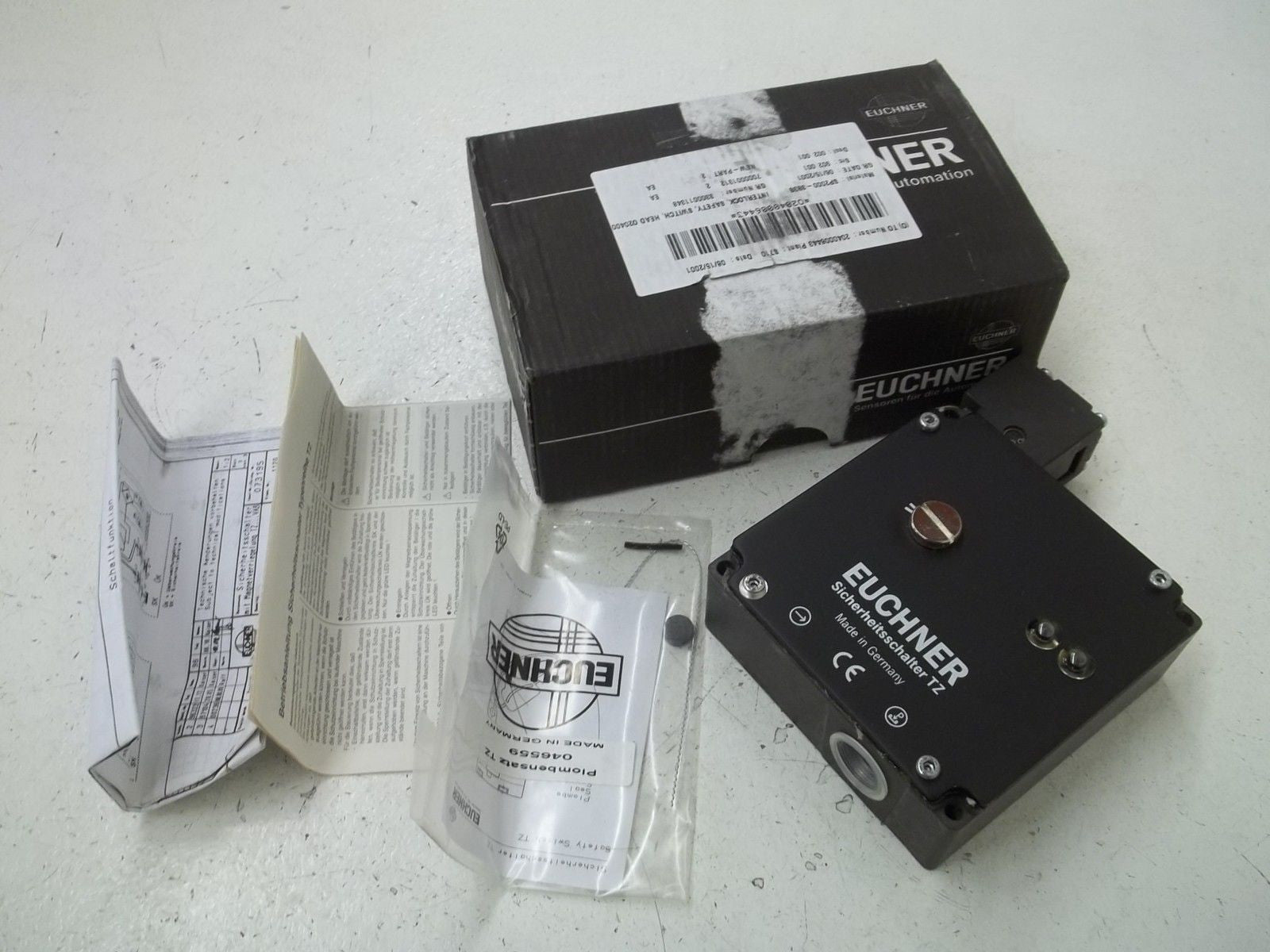 EUCHNER TZ2LE024PGVAB SAFETY SWITCH *NEW IN BOX*