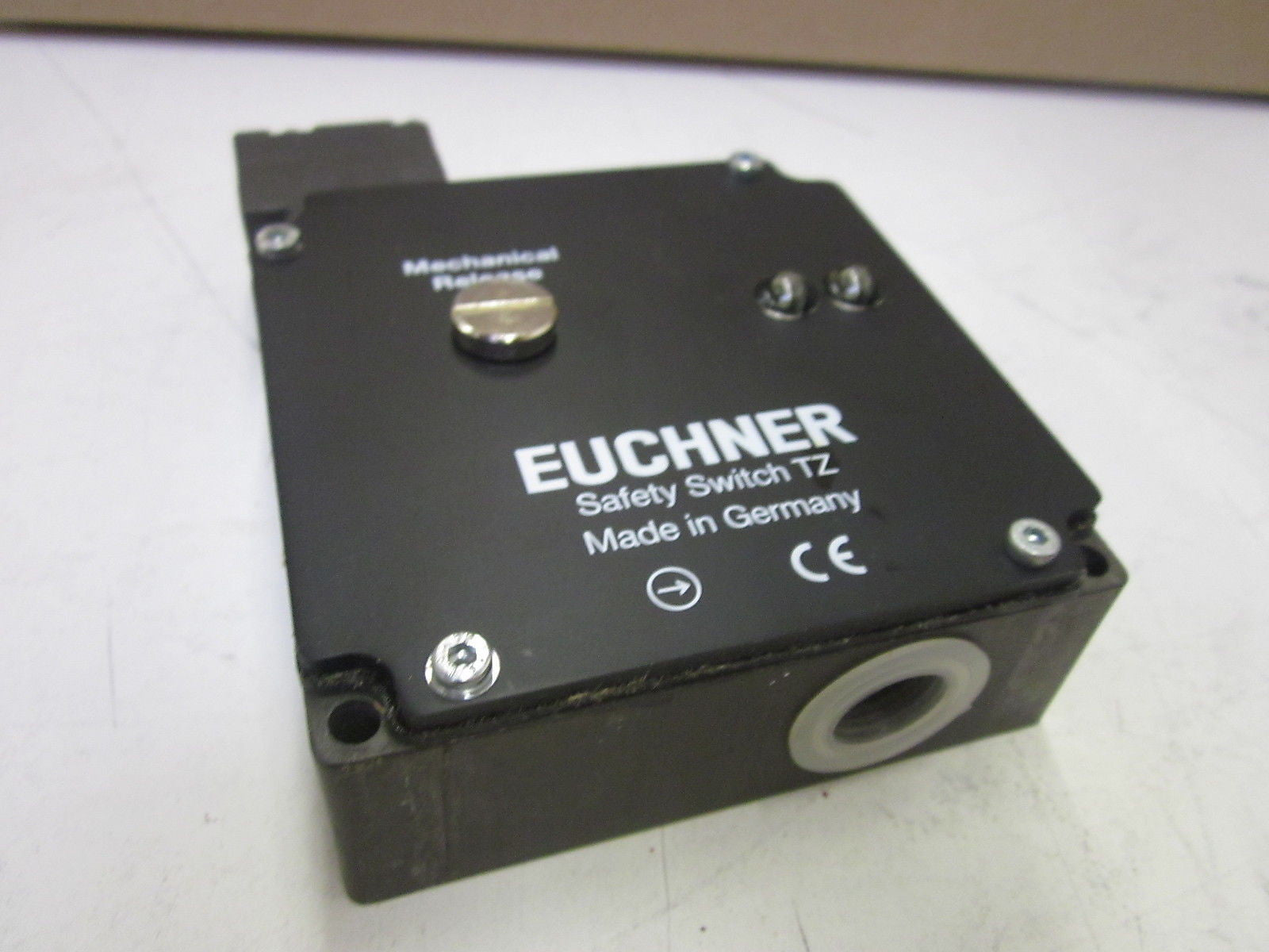EUCHNER TZ2LE110MVAB  *NEW NO BOX*