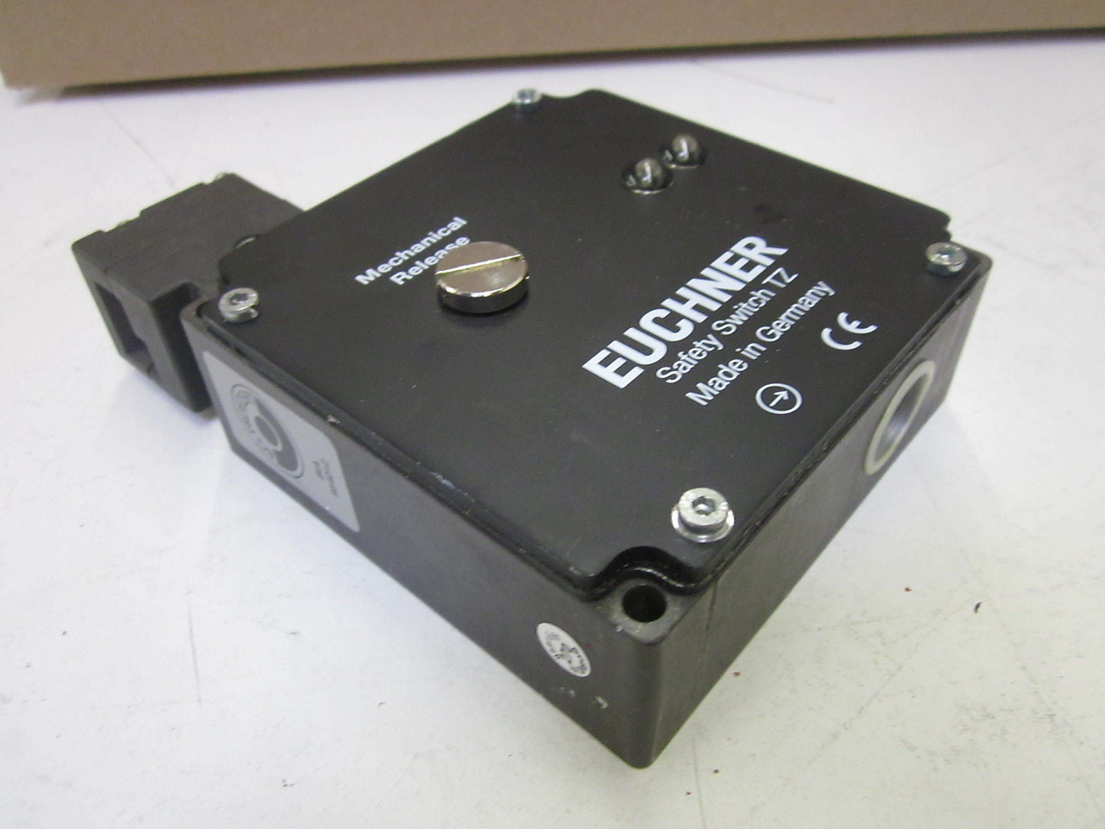 EUCHNER TZ2LE110PGVAB *NEW NO BOX*