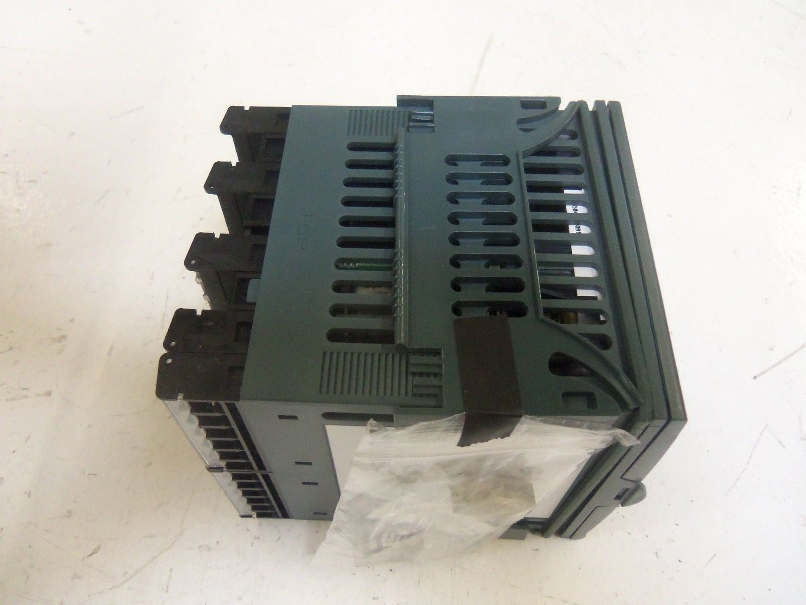 EUROTHERM 2204e/CC/VH/TU/TW/XX/XX/XX/2XX/ENG TEMPERATURE CONTROLLER *NEW IN BOX*
