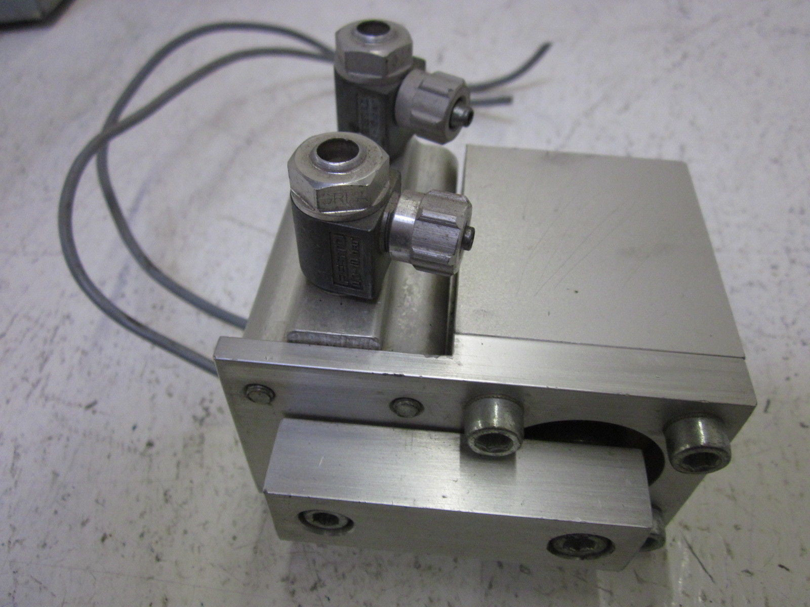 FESTO ADV-25-25-A PNEUMATIC CYLINDER *USED*
